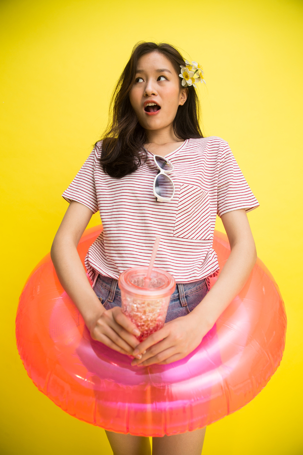 拿着游泳圈的快乐女人图片 拿着游泳圈的快乐女人图片