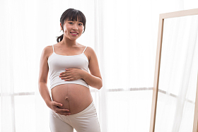 孕妇照镜子