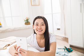 青年女人看平板电脑