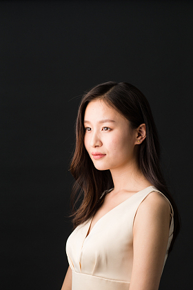 青年女人肖像照片