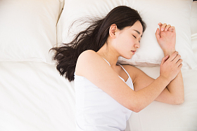 青年女人在卧室睡觉照片