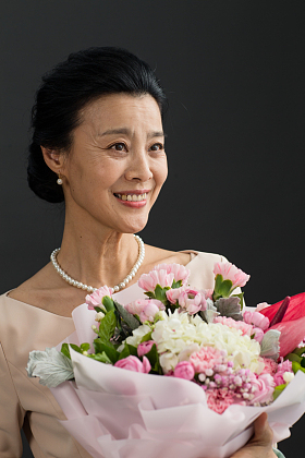 手拿鲜花的优雅女士