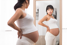 孕妇照镜子照片