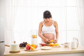 孕妇准备水果图片