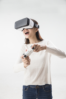 戴着VR眼镜的青年女人