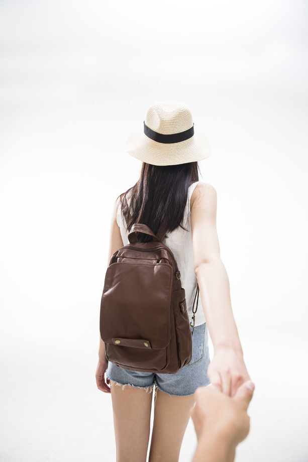 旅行女孩背影图片 旅行女孩背影图片