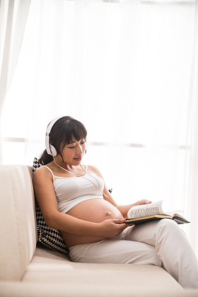 孕妇听音乐看书照片