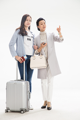 妈妈和女儿旅行图片