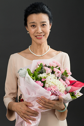 手拿鲜花的优雅女士图片