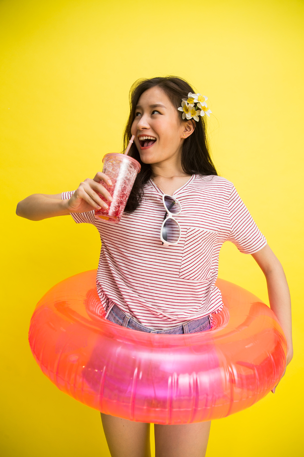 拿着游泳圈的快乐女人照片 拿着游泳圈的快乐女人照片