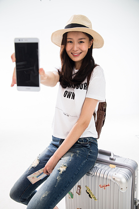 青年女人展示手机图片