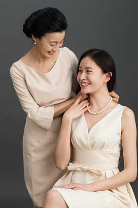 妈妈给女儿戴项链照片