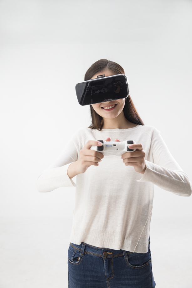 戴着VR眼镜的青年女人 戴着VR眼镜的青年女人