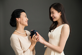 女儿给妈妈送礼物图片