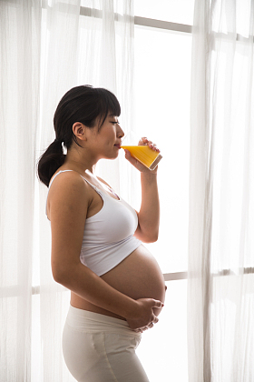 孕妇喝果汁图片