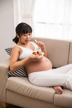 孕妇吃水果照片