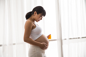 孕妇喝果汁照片