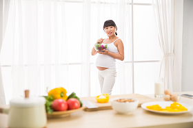 孕妇吃蔬菜沙拉