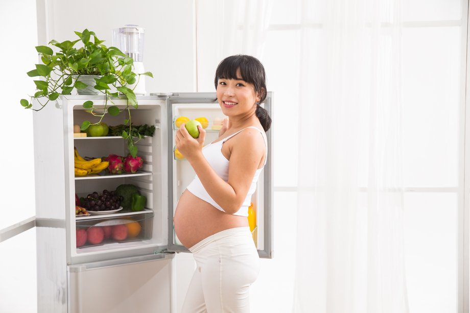 孕妇拿苹果图片