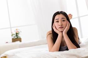 青年女人坐在床上