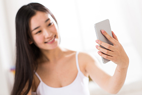 青年女人在卧室自拍