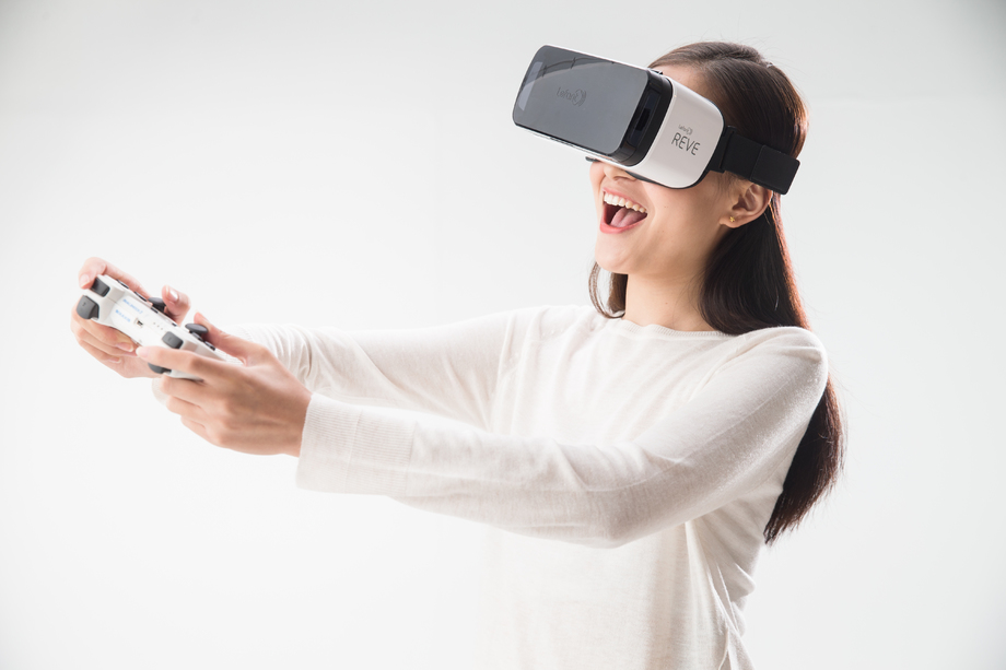 戴着VR眼镜的青年女人照片 戴着VR眼镜的青年女人照片