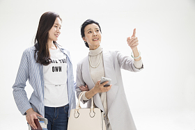 妈妈和女儿旅行图片