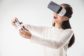 戴着VR眼镜的青年女人