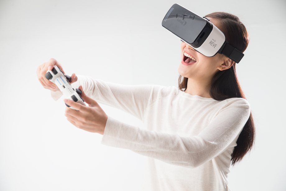 戴着VR眼镜的青年女人 戴着VR眼镜的青年女人