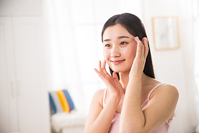 青年女人涂抹润肤露
