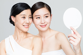 美丽优雅的母女照镜子图片