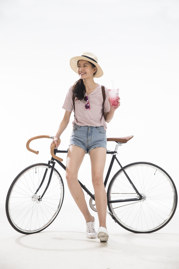 青年女孩骑车旅行照片