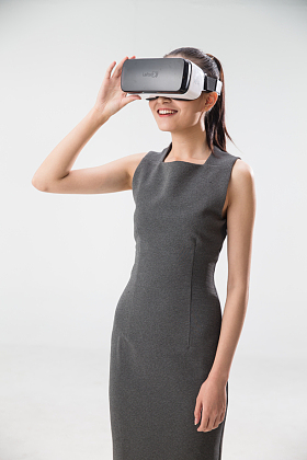 戴着VR眼镜的青年女人