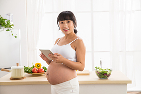 孕妇看平板电脑