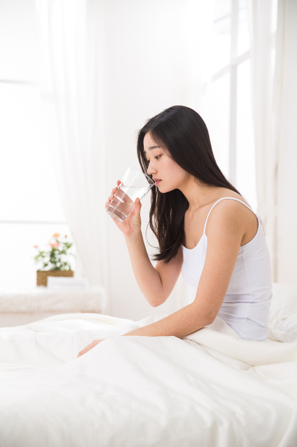 青年女人喝水