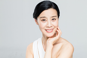 中老年女人妆面肖像