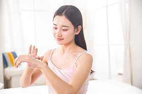 青年女人涂抹润肤露图片