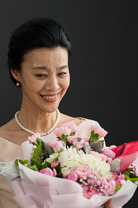 手拿鲜花的优雅女士图片