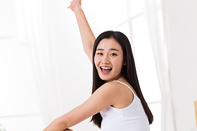 青年女人在卧室图片