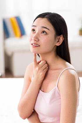 青年女人在卧室