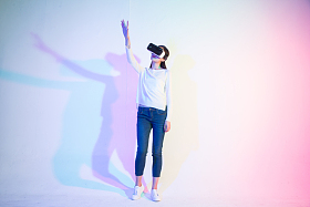 戴着VR眼镜的青年女人照片