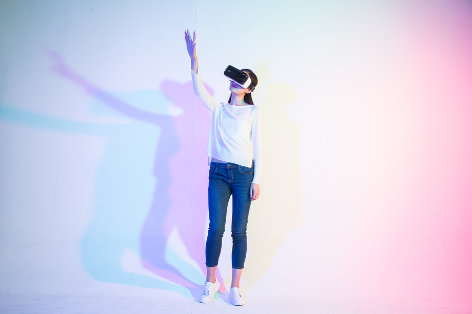 戴着VR眼镜的青年女人照片 戴着VR眼镜的青年女人照片