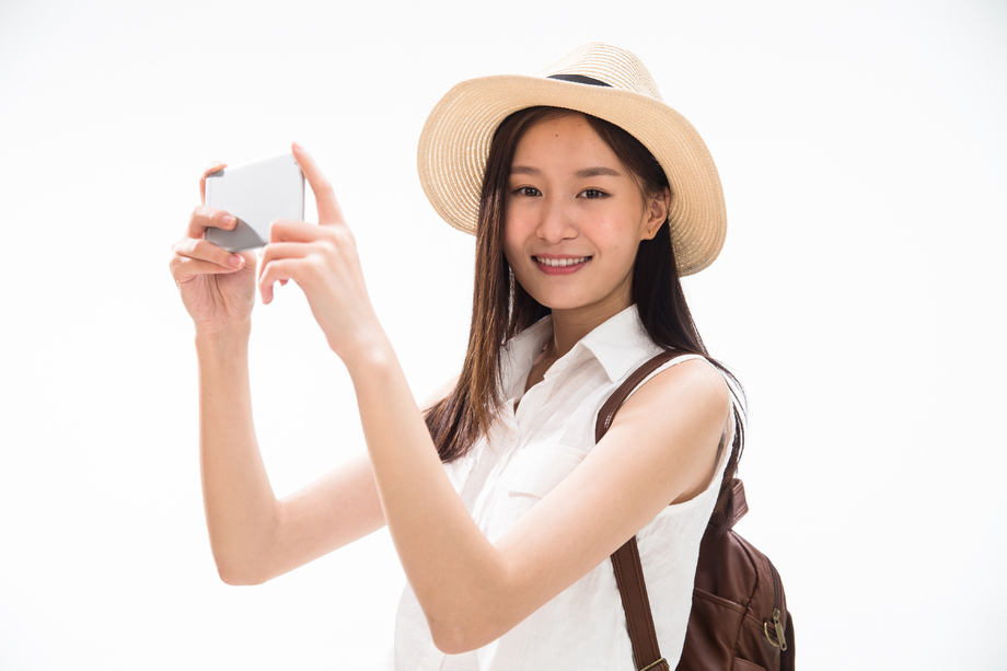 青年女孩用手机拍照