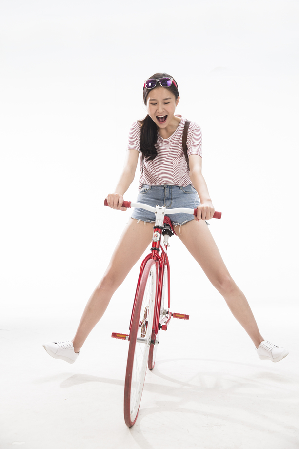 青年女孩骑车旅