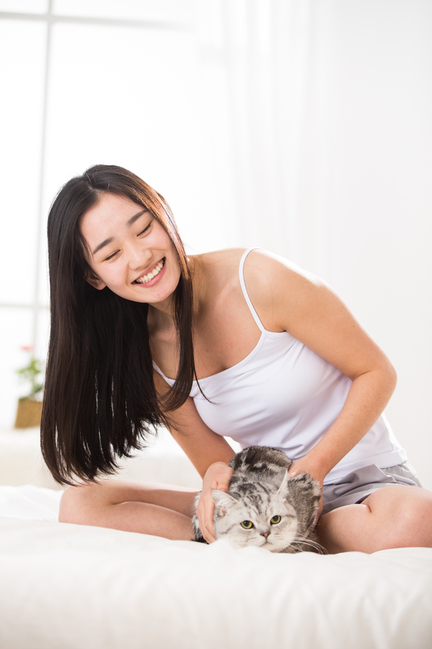 青年女人和猫