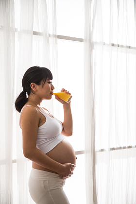 孕妇喝果汁照片