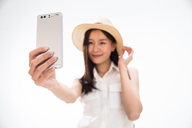 青年女孩用手机拍照