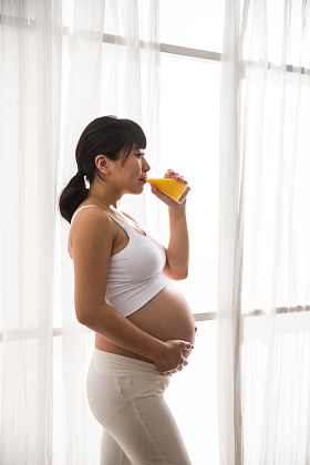 孕妇喝果