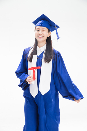 穿学士服的大学生照片