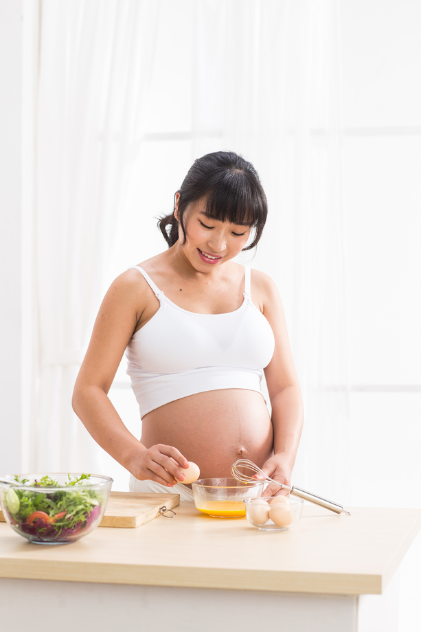 孕妇做饭图片